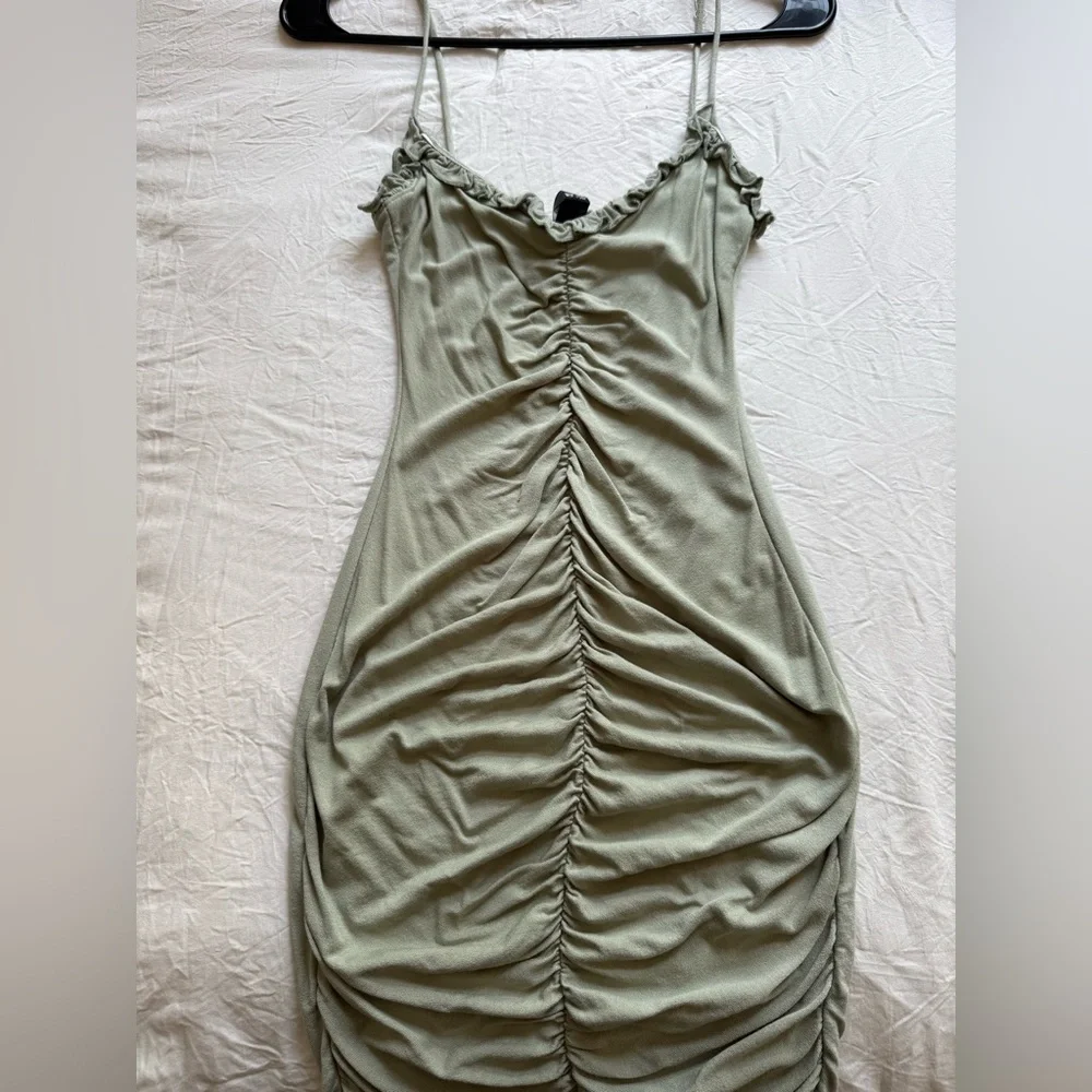 Windsor Ruffle Ruched Dress 🦚 - Picture 3 of 4